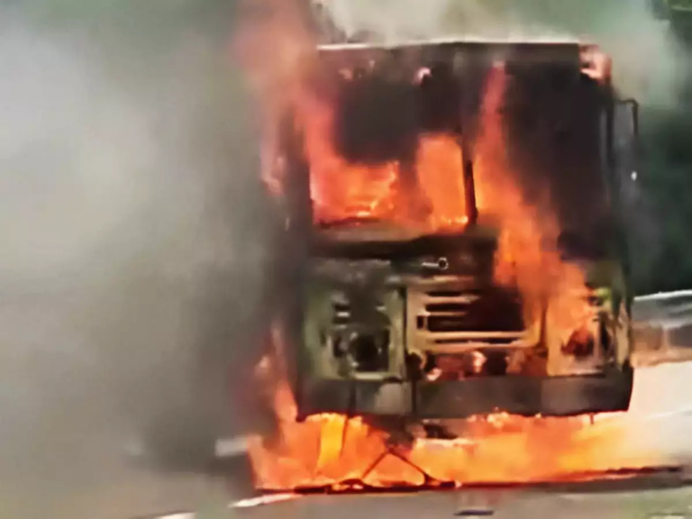 यमुना एक्सप्रेस-वे पर आग का गोला बनी बिहार आ रही बस