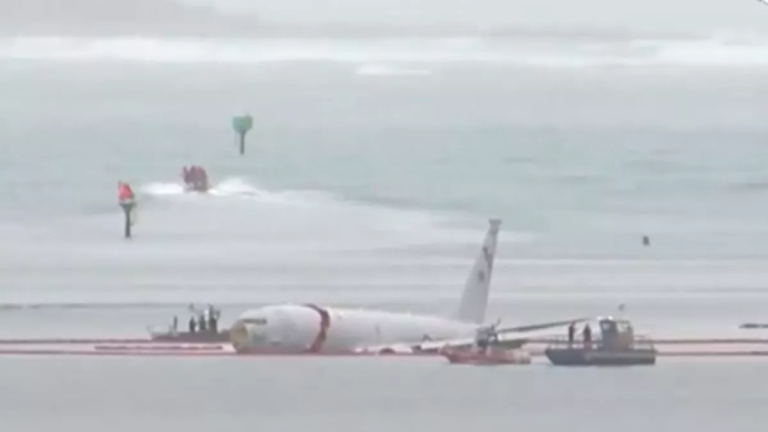 समुद्र में गिर गया अमेरिकी विमान