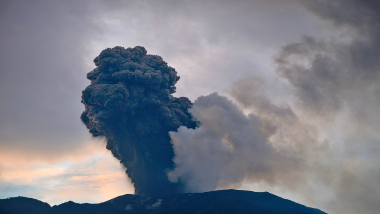 इंडोनेशिया के रुआंग ज्वालामुखी में रह-रहकर हो रहा है विस्फोट