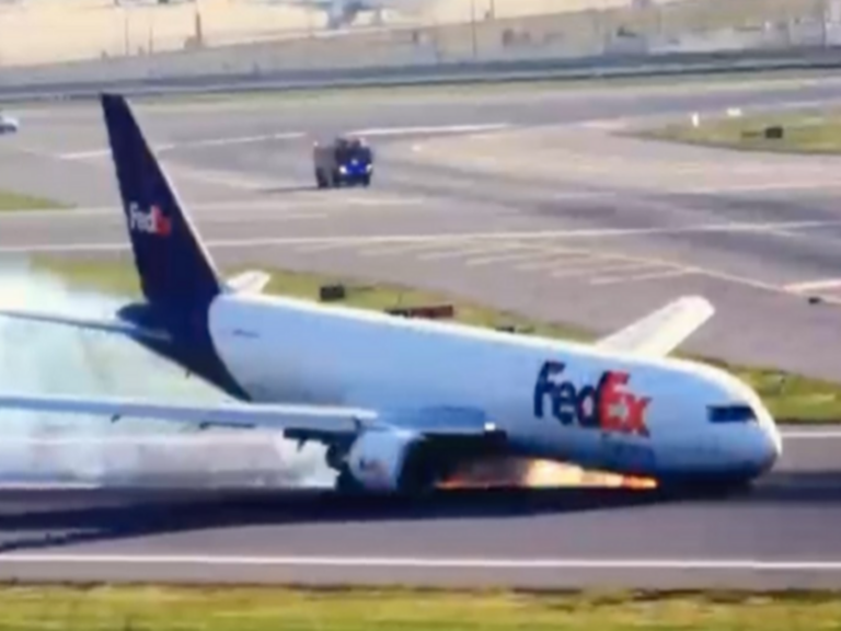 FedEx एयरलाइंस के बोइंग 767 कार्गो विमान का फ्रंट