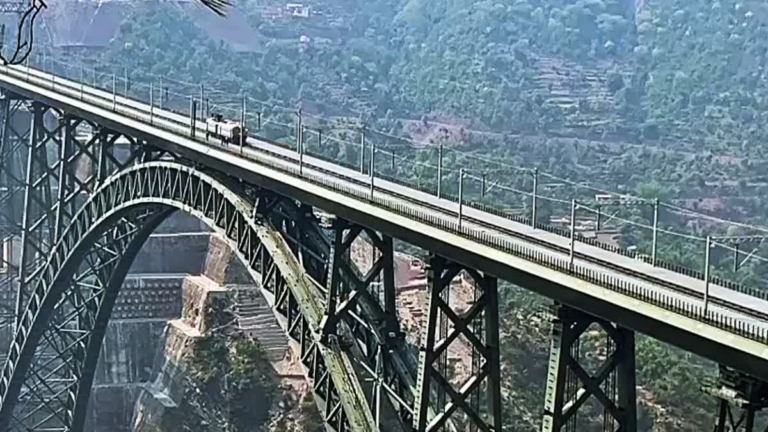 दुनिया के सबसे ऊंचे चिनाब रेल ब्रिज पर दौड़ी ट्रेन