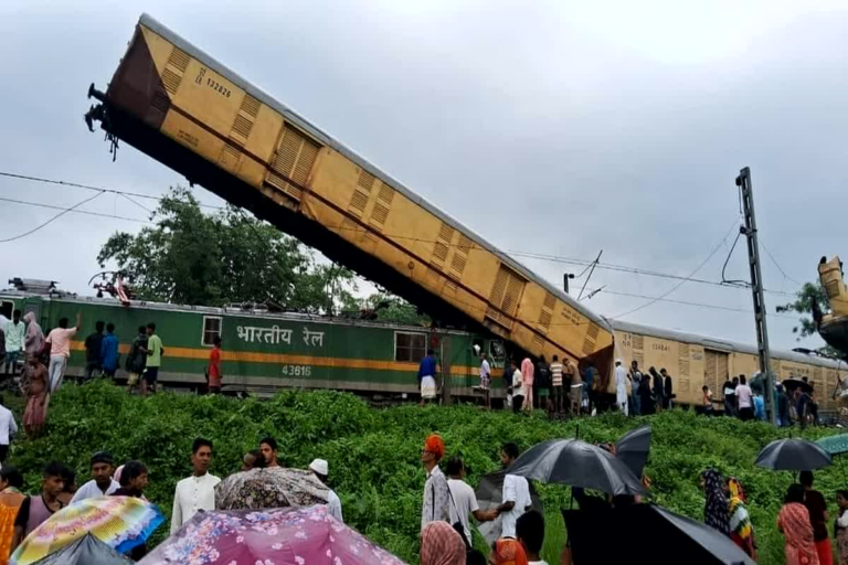 पश्चिम बंगाल में बड़ा ट्रेन हादसा